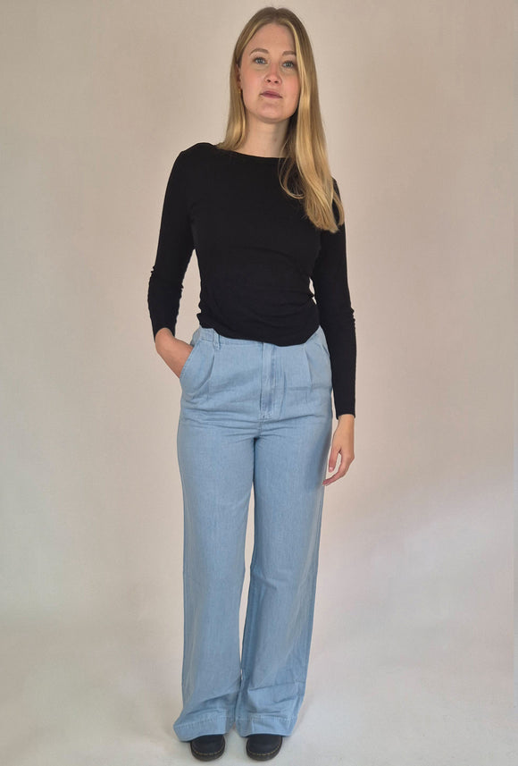 BOGILVY_Perla_Damen Stoffhose_WideLeg_HighWaist_Ganzkörperbild_vorne