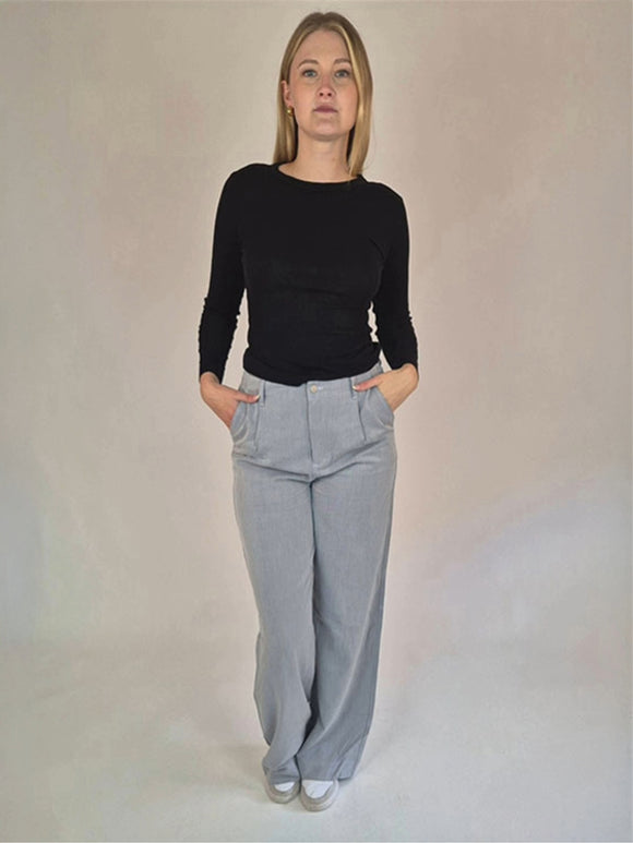 BOGILVY_Perla_DamenStoffhose_WideLeg_grey_Ganzkörperbild_vorne