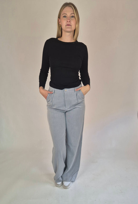 BOGILVY_Perla_Damen Stoffhose_WideLeg_HighWaist_Ganzkörperbild_vorne