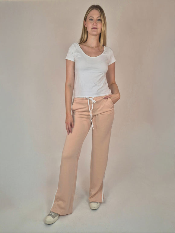 Bogilvy-Damen-JoggingFit-Beige-Ganzkörperbild-vorne.