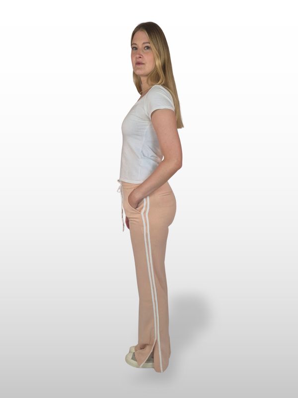 Bogilvy_Amber_JoggingFit-Beige-Ganzkoerperbild-seitlich