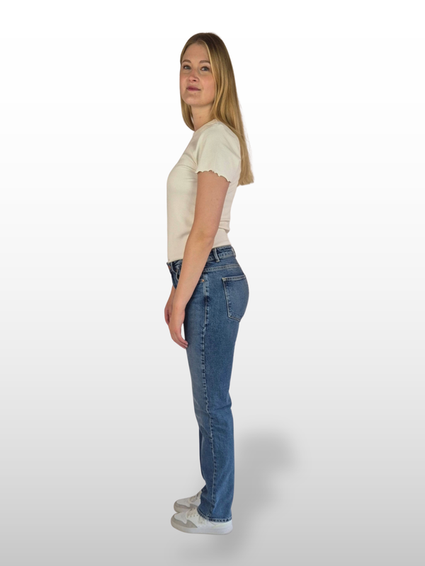 LTB_Fallon300-MiyanaWash_StaightFit_MidWaist_Ganzkoerper_seitlich