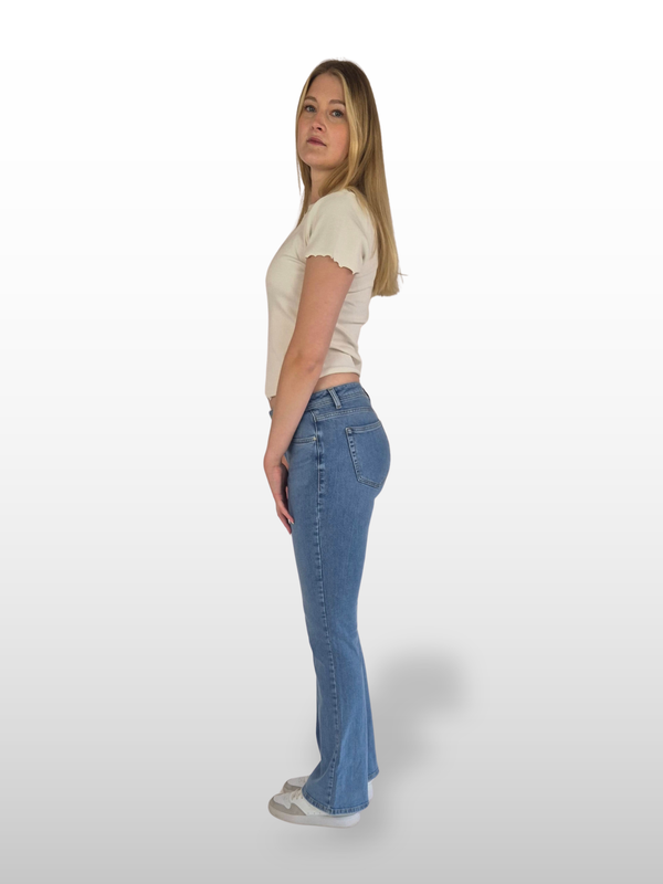 LTB_Juliana_NesaRWash_Bootcut_LowWaist_Ganzkoerper_seitlich