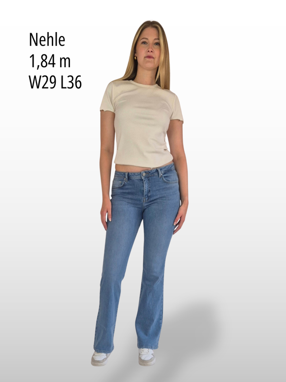 LTB_Juliana_NesaRWash_Bootcut_LowWaist_Ganzkoerper_vorne