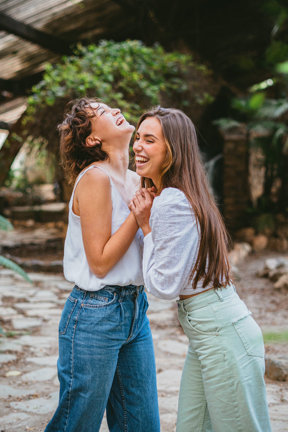 Frauen feiern den Girlfriends Day in bunten Jeans