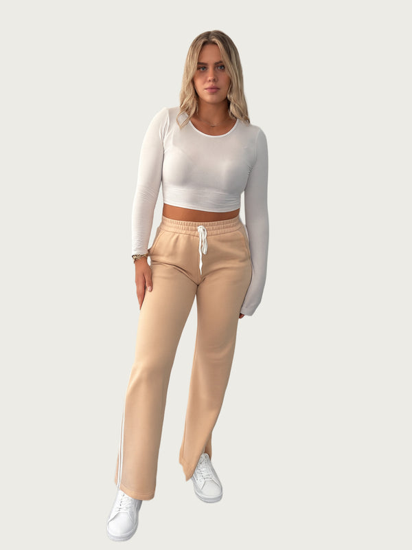 BGLVY_Amber_RetroChic_Jogginghose_beige_Ganzkörperbild_vorne