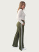 BGLVY_Amber_Retro Chic_Jogginghose_grün_Ganzkörperfoto_seitlich