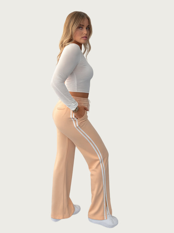 BGLVY_Amber_RetroChic_Jogginghose_beige_Ganzkörperbild_seitlich