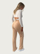 BGLVY_Amber_RetroChic_Jogginghose_beige_Ganzkörperbild_hinten