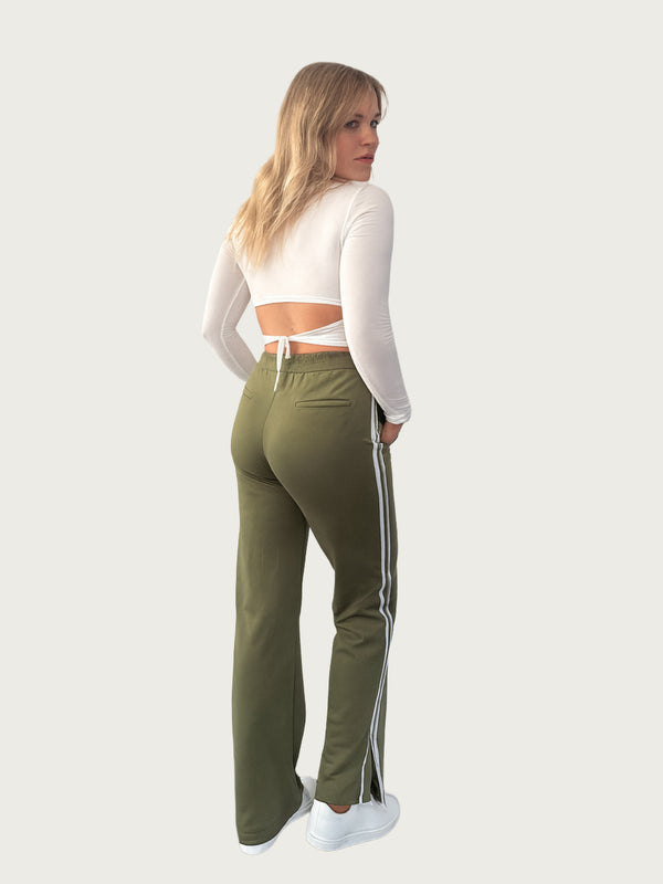 BGLVY_Amber_Jogginghose_RetroChic_gruen_Ganzkörperbild_hinten