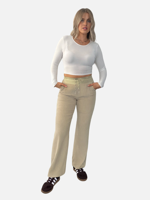 BGLVY_Cordula_Cordhose_Stoffhose_beige_Ganzkörperbild_vorne