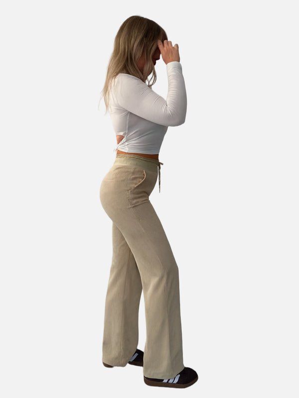 BGLVY_Cordula_Cordhose_Stoffhose_beige_Ganzkörperfoto_seitlich