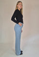 BOGILVY_Perla_Damen Stoffhose_WideLeg_HighWaist_Ganzkörperbild_seitlich