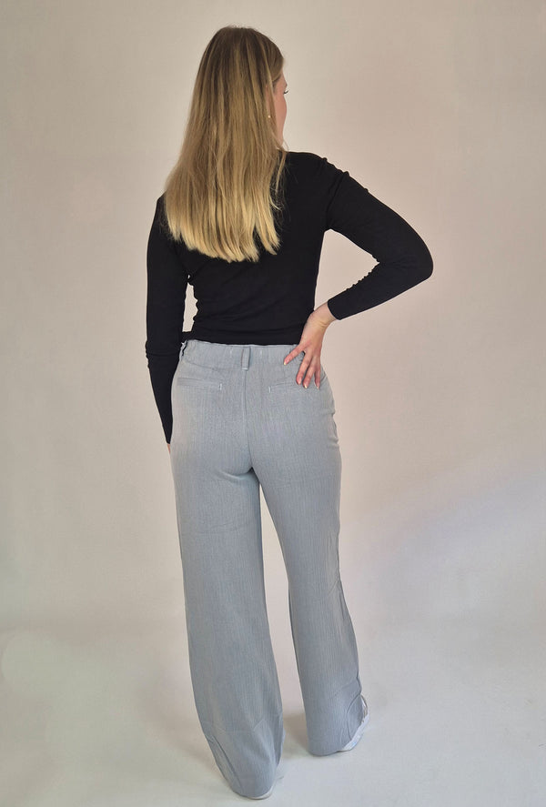 BOGILVY_Perla_Damen Stoffhose_WideLeg_HighWaist_Ganzkörperbild_hinten