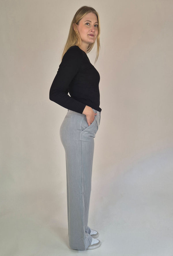 BOGILVY_Perla_Damen Stoffhose_WideLeg_HighWaist_Ganzkörperbild_seitlich