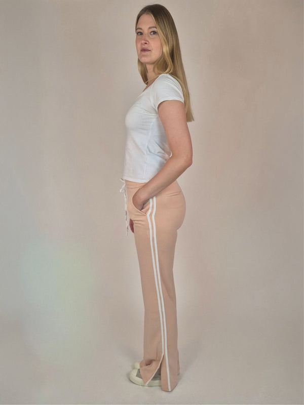 Bogilvy-Amber-Damen-JoggingFit-Beige-Ganzkörperbild-seitlich