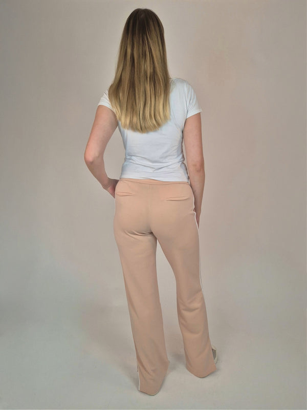 Bogilvy-Amber-Damen-JoggingFit-Beige-Ganzkörperbild-hinten