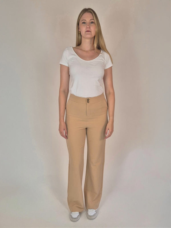 Bogilvy_Anzugshose_beige_HighWaist-StraightLeg_Ganzkörperbild_vorne