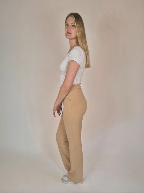 Bogilvy_Anzugshose_beige_HighWaist-StraightLeg_Ganzkörperbild_seitlich