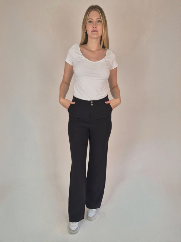 Bogilvy_Anzugshose_Black_HighWaist-StraightLeg_Ganzkörperbild_vorne