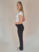 Bogilvy_Anzugshose_Black_HighWaist-StraightLeg_Ganzkörperbild_seitlich