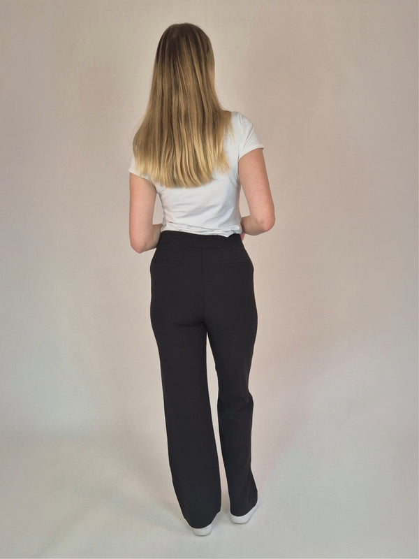 Bogilvy_Anzugshose_Black_HighWaist-StraightLeg_Ganzkörperbild_hinten