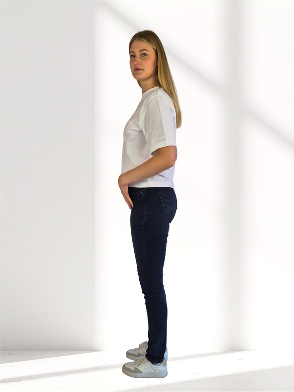 Cross_Alan_Skinny_dunkelblau_N497-234_Ganzkoerperbild_seitlich