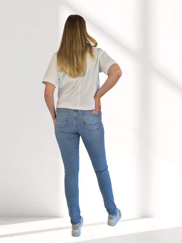 Cross_Alan_N 497-319_Hellblau_Skinny_MidWaist_Ganzkörperbild_hinten