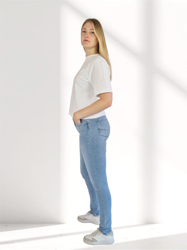 Cross_Alan_N 497-319_Hellblau_Skinny_MidWaist_Ganzkörperbild_seitlich