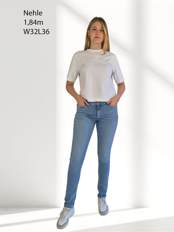 Cross_Alan_N 497-319_Hellblau_Skinny_MidWaist_Ganzkörperbild_vorne