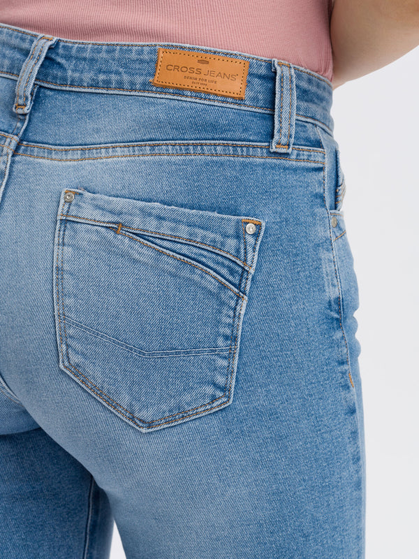 CROSS JEANS - LAUREN Jeans, Bootcut, Light Blue, Mid Waist, Länge 30 - L30 - Länge 32 - L32 - Länge 34 - L34 - Länge 36 - L36 - Länge 38 - L38 -  hinten - Gesäß- Detailansicht