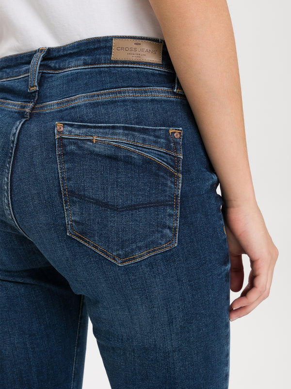 CROSS JEANS - LAUREN Jeans, Regular Fit, Deep Blue Used, Mid Waist, Länge 30 - L30 - Länge 32 - L 32 -Länge 34 - L34 - Länge 36 - L36 - Länge 38 - L38 -  hinten - Gesäß - Detailansicht
