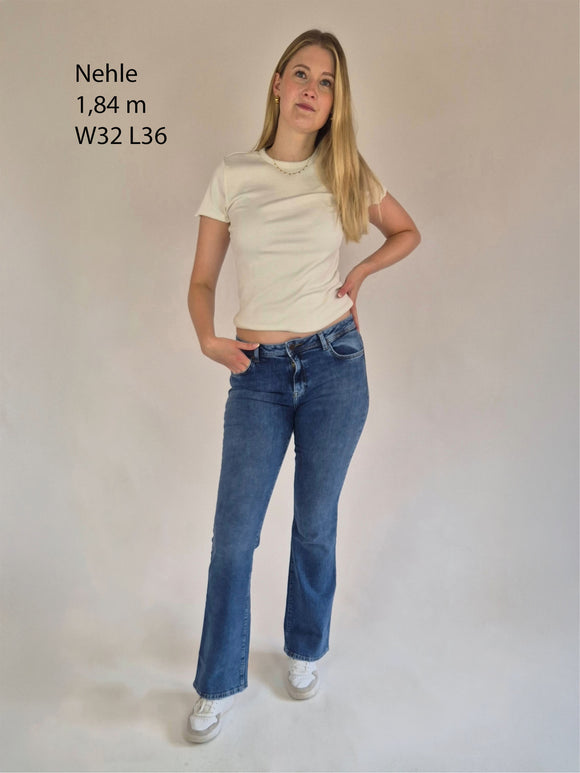 LTB-JULIANA Somara_Bootcut_LowWaist_Ganzkörper vorne