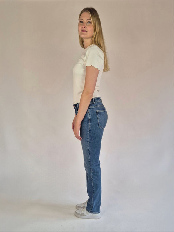 LTB_Fallon300-MiyanaWash_StaightLeg_MidWaist_Ganzkörperbild_seitlich