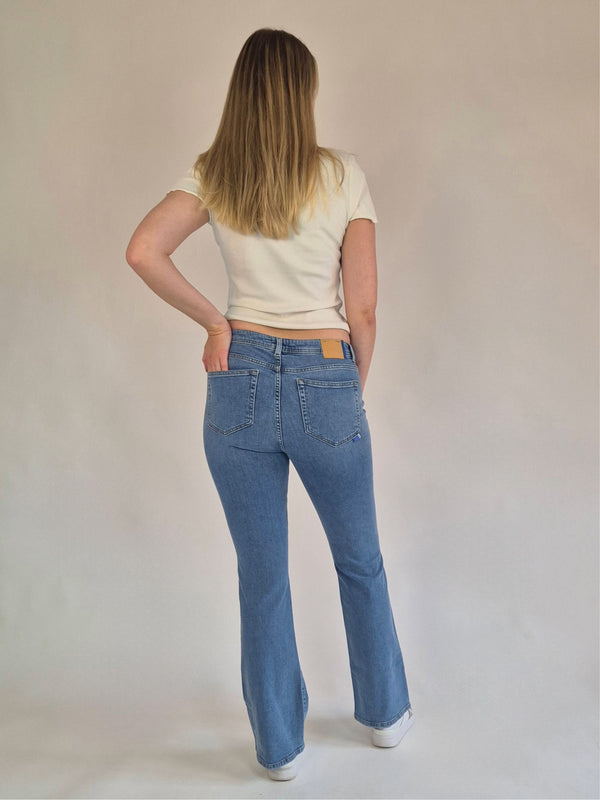 LTB_Juliana_NesaRWash_Bootcut_LowWaist_Ganzkörperfoto_hinten