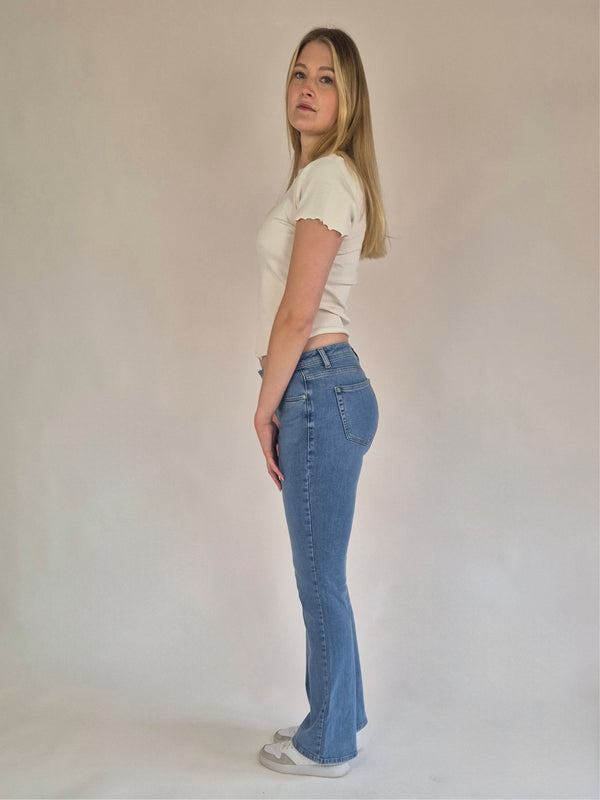 LTB_Juliana_NesaRWash_Bootcut_LowWaist_Ganzkörperfoto_seitlich