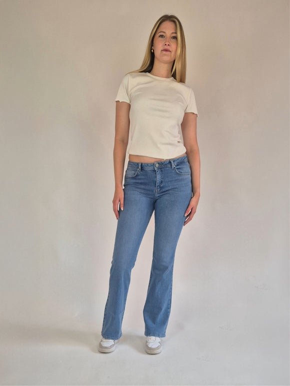 LTB_Juliana_NesaRWash_Bootcut_LowWaist_Ganzkörperfoto_vorne