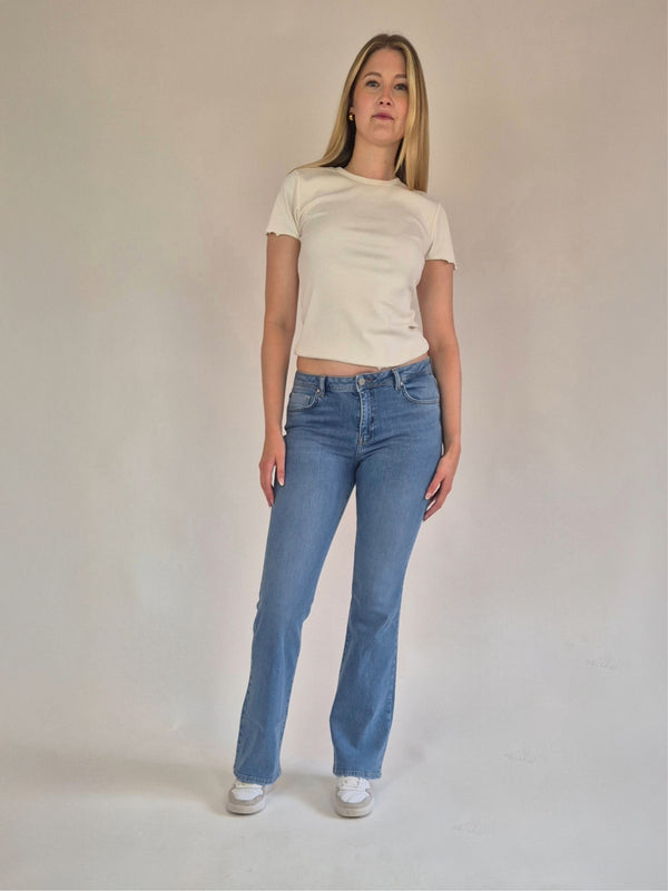 LTB_Juliana_NesaRWash_Bootcut_LowWaist_Ganzkörperfoto_vorne