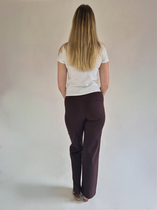 MAC-CHIARA_BrownTruffle_StraightLeg_HighWaist_Ganzkörperbild_hinten