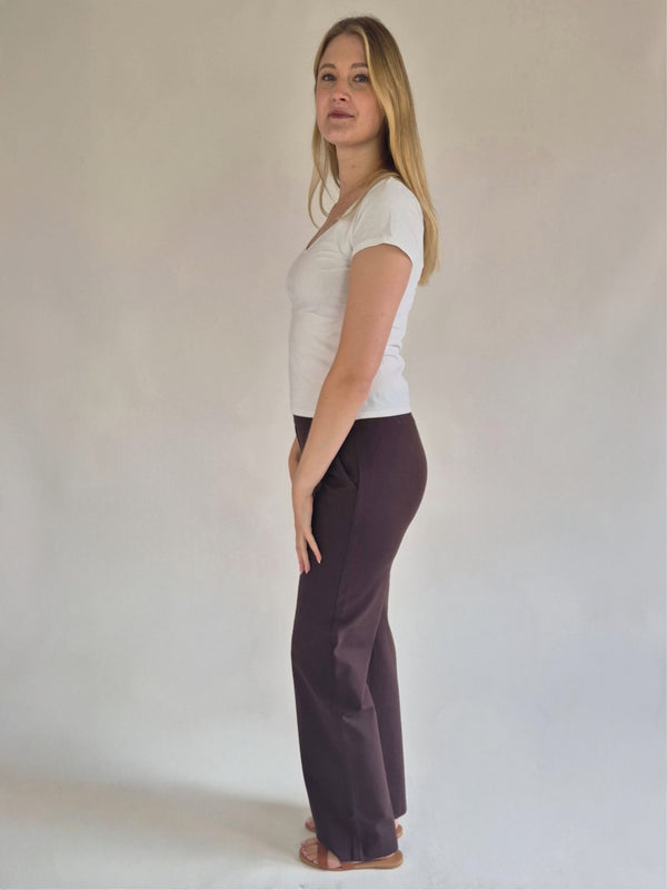 MAC-CHIARA_BrownTruffle_StraightLeg_HighWaist_Ganzkörperbild_seitlich