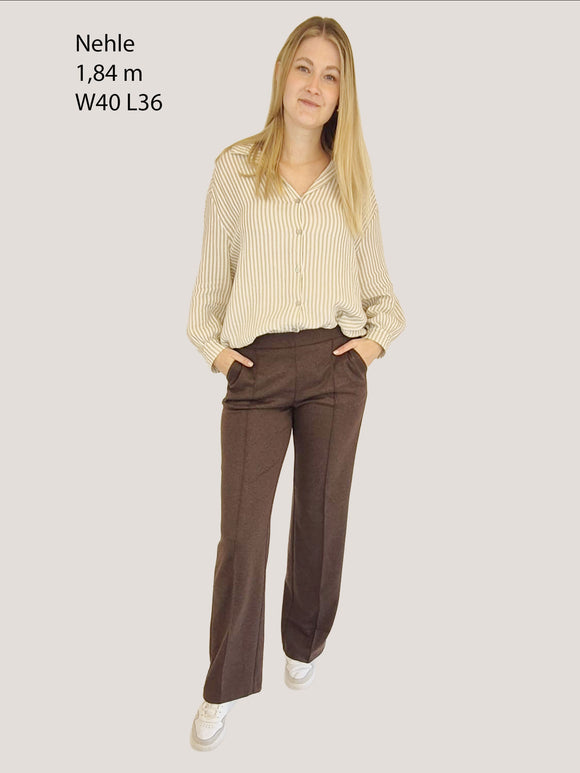 MAC-ChiaraSmart_Straight_HighWaist_Brown_Ganzkoerperbild_vorne