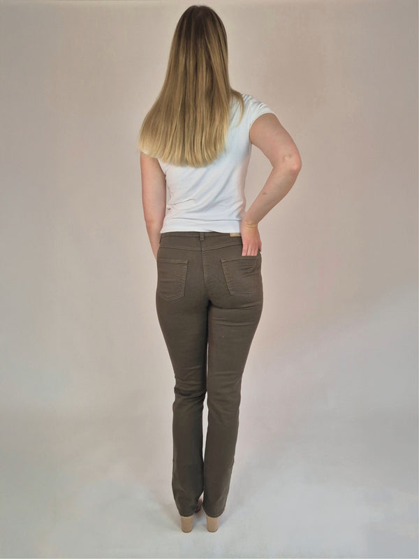 MAC Melanie_Khaki_SlimFit_HighWaist_Ganzkörperbild_hinten