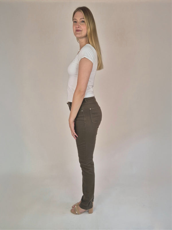 MAC Melanie_Khaki_SlimFit_HighWaist_Ganzkörperbild_seitlich