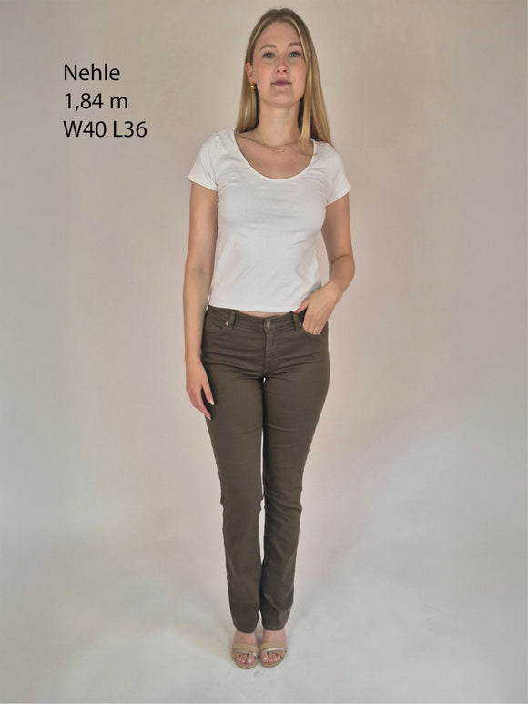 MAC Melanie_Khaki_SlimFit_HighWaist_Ganzkörperbild_vorne