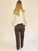 MAC-ChiaraSmart_Straight_HighWaist_Brown_Ganzkoerperbild_hinten