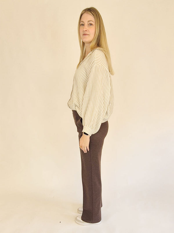 MAC-ChiaraSmart_Straight_HighWaist_Brown_Ganzkoerperbild_seitlich