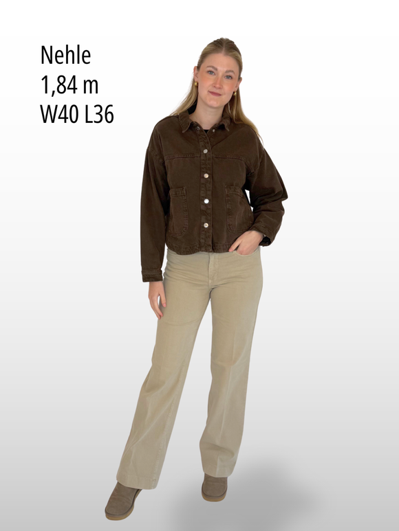 Mac Jeans Wide Commercial color denim 5228-00-0399-225W Weite Coloured Jeans mit feinen Bügelfalten Mid Waist beige Ganzkörper vorne