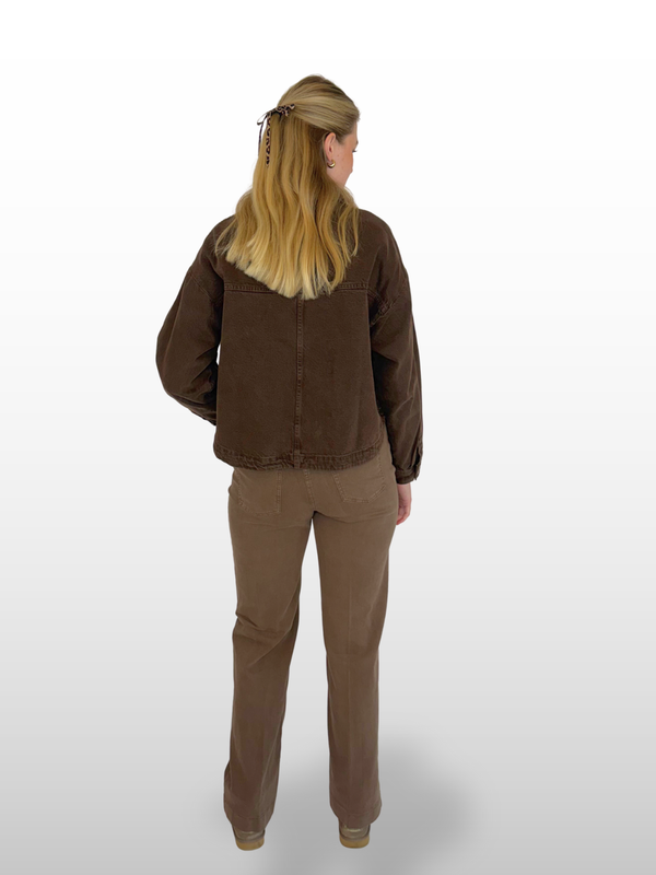 MACJEANS-WideCommercialColored-Weite Coloured Jeans mit feinen Bügelfalten-Damenhose-CottonTwill-Braun-Ganzkörperbild-hinten