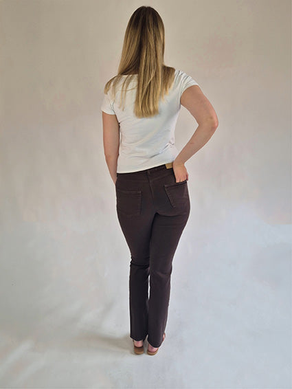 MAC_MELANIE_Brown_StraightFit_HighWaist_Ganzkörper_hinten