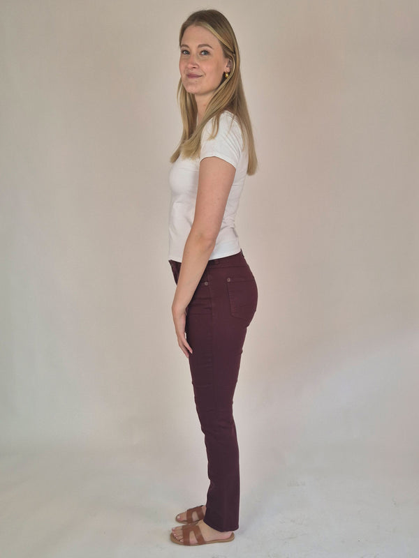 MAC Melanie_Bordeaux_SlimFit_HighWaist_Ganzkörperbild_seitlich